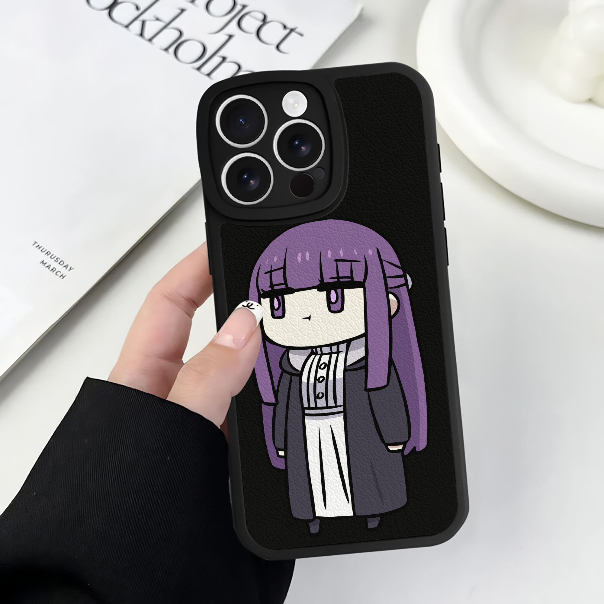 （画像用） 葬送のフリーレン Frieren 【iPhone 16シリーズ対応】シリコンスマホケース（レザー調） 材質：シリコン